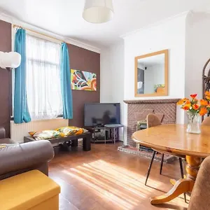  Holiday home Authentic London - Four Bedroom Victorian House United Kingdom